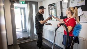 Kiinteistönhoitaja ja siivooja heittävät ylävitoset talon tuulikaapissa